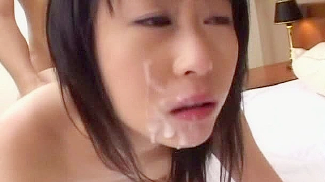 饥渴亚洲妹子享受同时玩弄两根阳具的乐趣