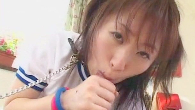 甜美的亚洲少女在做爱时屁股被手指插入