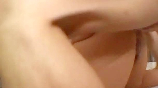 狂野的爱叶享受着激烈的肛交拓展体验。