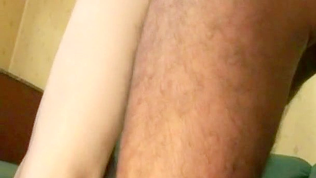 美丽的白坂由香里享受激烈的肛交乐趣