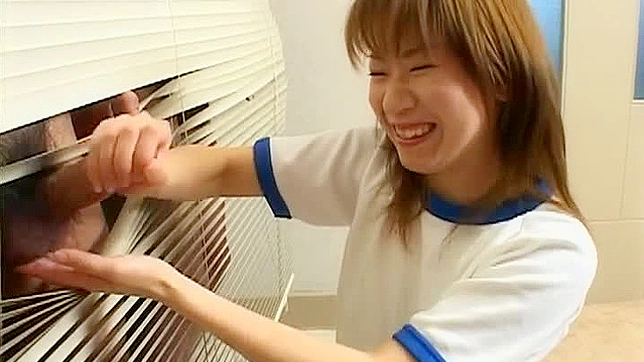 性感亚洲校花在教室里用手做爱抚
