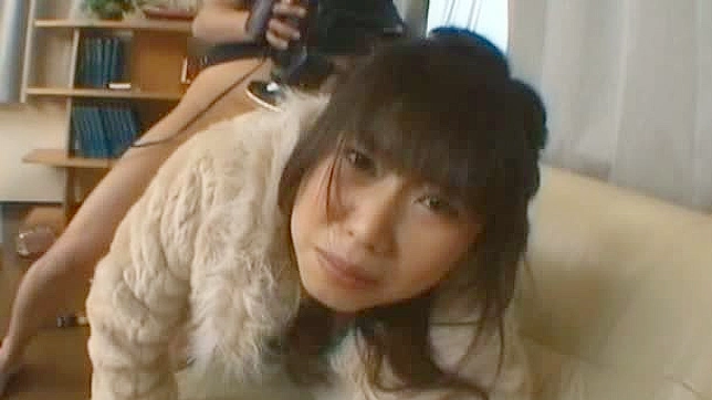 可爱的亚洲少女佐藤凛在皮草外套中被征服了身体。