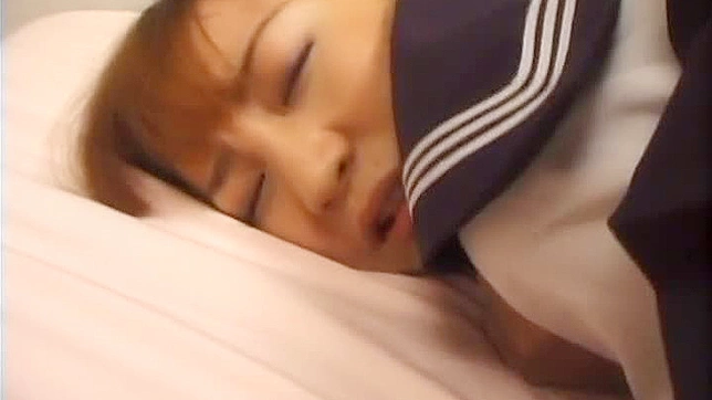 活泼的亚洲少女穿着制服激烈做爱