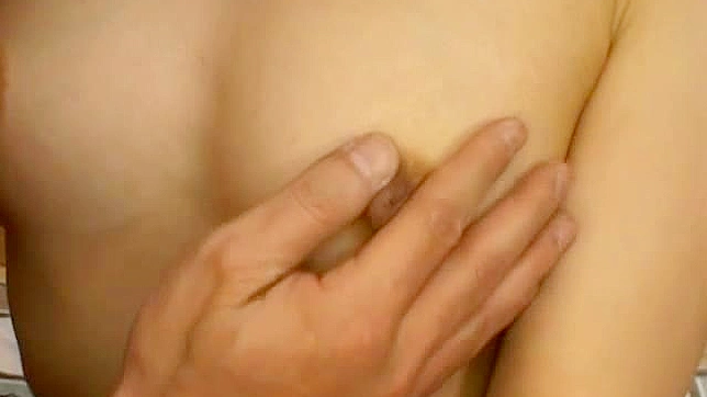 渴望的Ruri Annno让她的毛茸茸的小穴被狠狠操弄