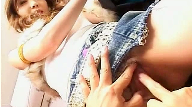 性感的少妇Yui Natsuki被手指插入她的阴户