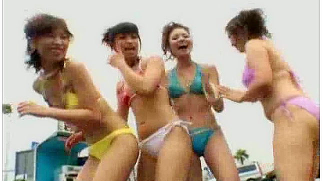 四个火辣美女在透明房间里疯狂做爱