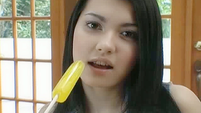 巨乳亚模Maria Ozawa享受棒棒糖乐趣