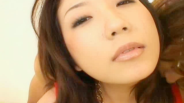 性感的早见工藤得到亚洲男性的巨大精液喷射在她的阴道里。
