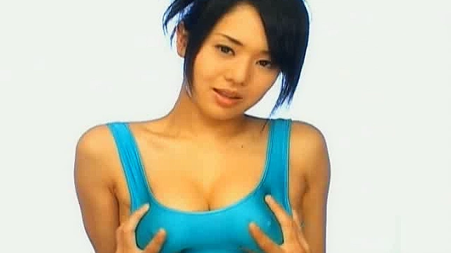 苍井空玩弄她巨大的亚洲胸部