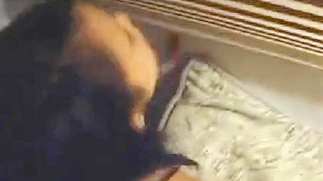 爱阳具的亚洲女孩享受肛交激情时刻