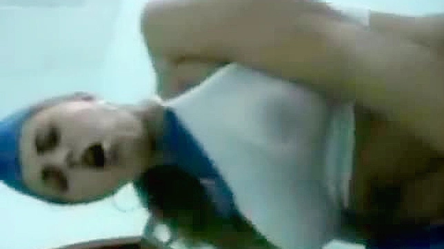 亚洲业余女友骑乘男友坚硬的鸡巴