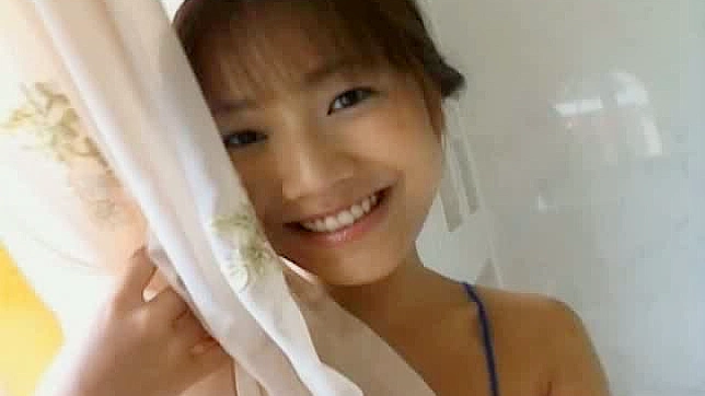 亚洲少女山口泉与同性女友嬉戏玩乐的性感时刻