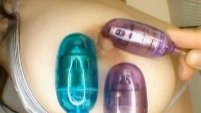 性感奈由香展示她惊人的亚洲巨乳魅力