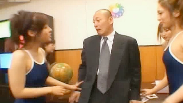 狂野亚洲模特被硬挺阳具深深征服