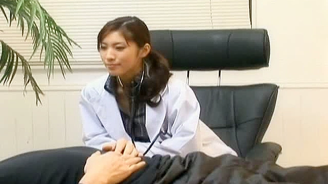 迷人的亚洲美女被男人的肉棒填满蜜穴