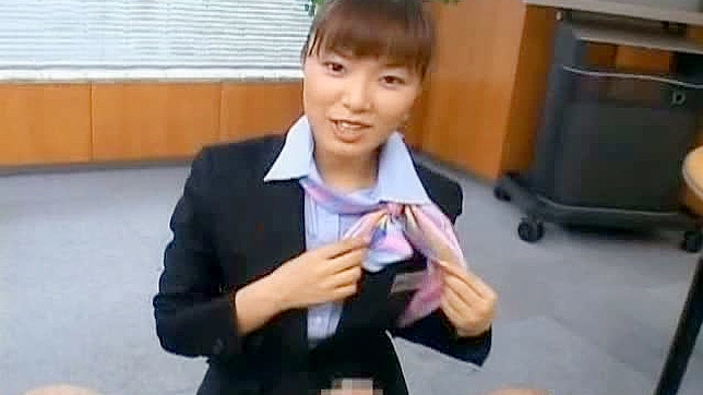 炽热的亚洲空姐饥渴地渴望精液口交服务