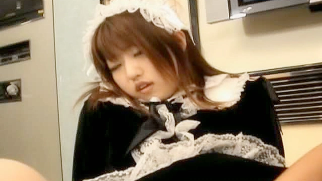 性感亚洲女仆享受体内强劲的阳具欢愉