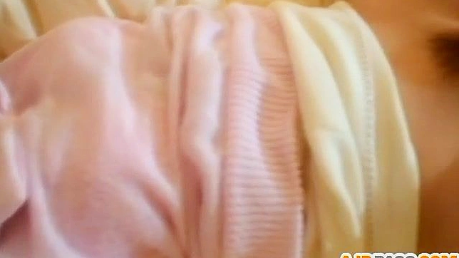 调皮的亚洲模特Yui Shirasagi用玩具操她的屁股
