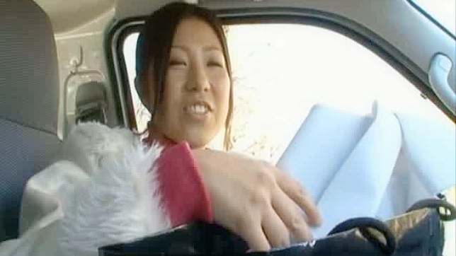 甜美的亚洲女孩爱田舞以护士装进行口交服务