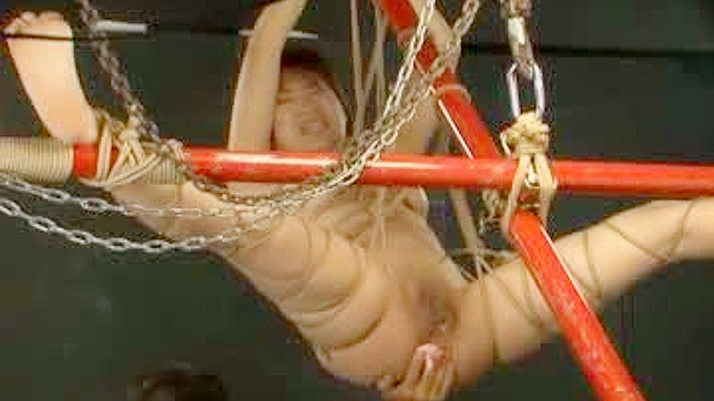 饥渴的亚洲美人Mari Kamiya享受激烈的肛交快感