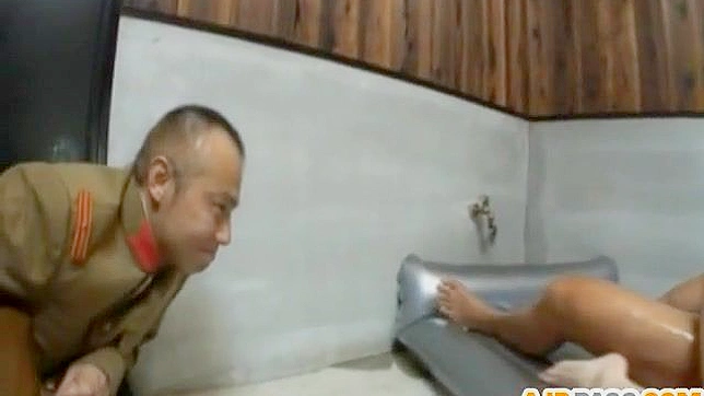 调皮的亚洲模特Hello Mikity享受肛交射精体验