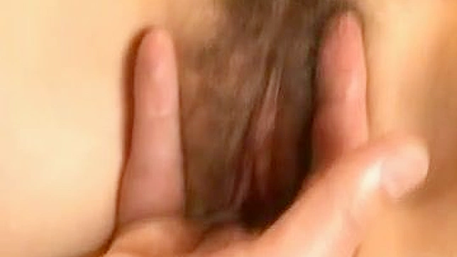 亚裔肛交女王上松奈美展示她的技巧
