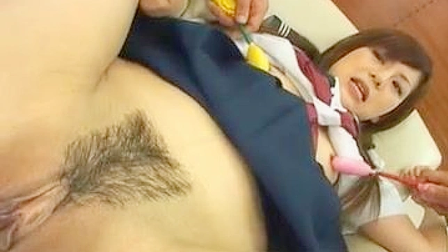 可爱的亚洲女孩享受玩具插入快感