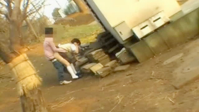 调皮亚裔女学生在楼梯上做爱