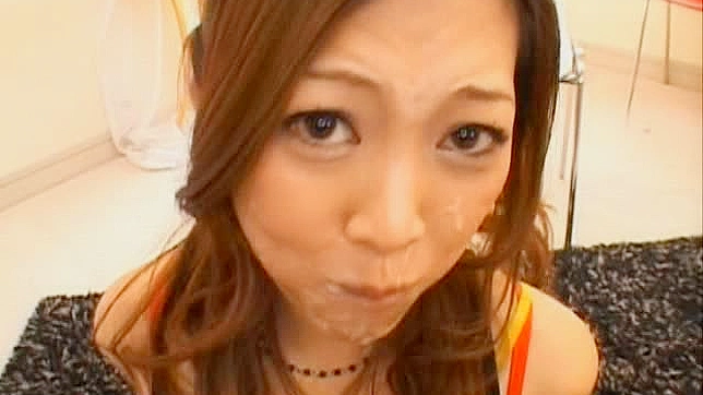 前田美穂亚裔娃娃脸部尽享精液喷洒之乐