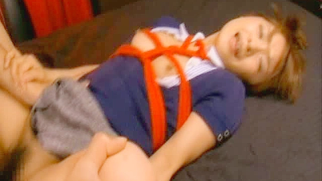 美惠罗亚洲娃娃被束缚，用震动棒挑逗她