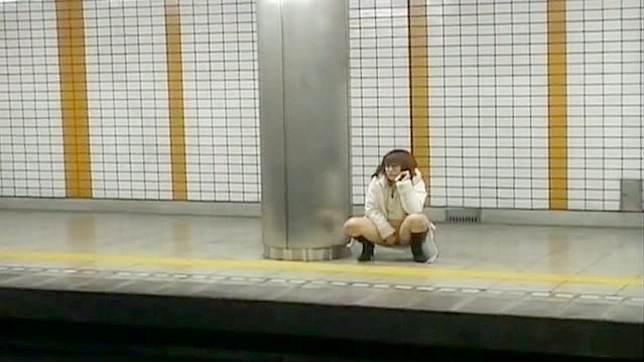 性感的亚洲女孩喜欢在公共场合展示她的身材。