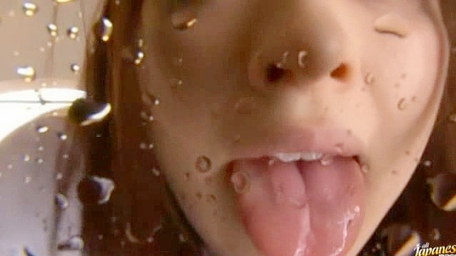 水泽优子，可爱的亚洲玩偶式性感女服务员。