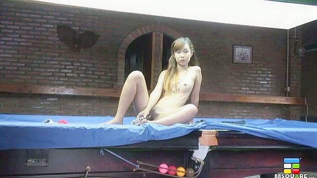 艾米在L桌边玩得开心