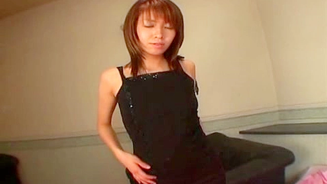 性感的绫泽彩在豪华派对后享受丰盛口交乐趣。