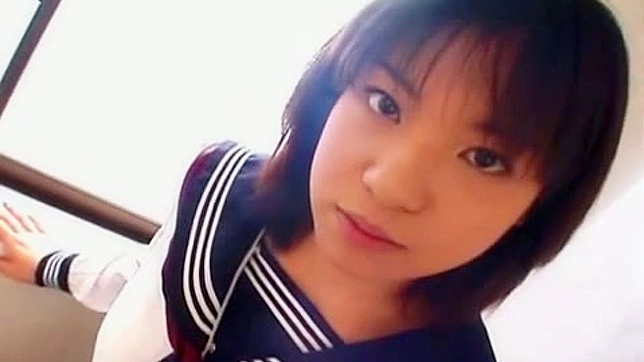 可爱的小早川玲音在浴室被堵住，享受了一次美妙的口交体验。