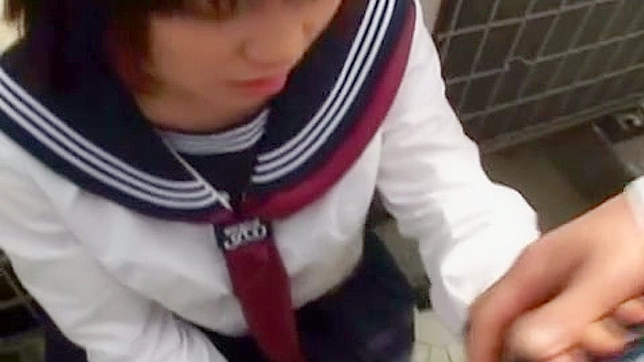 甜美的少女里乃彩香必须在可爱校服中吸吮阳具