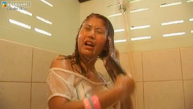 林艾普在孤独的变态淋浴时骑着大震动棒