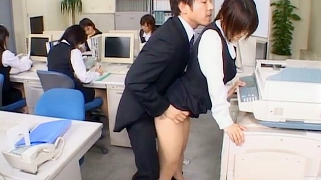 老师上课时抚摸学生的丰满胸部