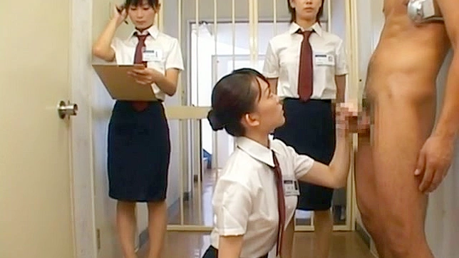 新囚犯被饥渴的女狱警仔细搜查