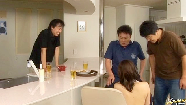 冒险的Ai Kanazaki同时征服两大巨枪