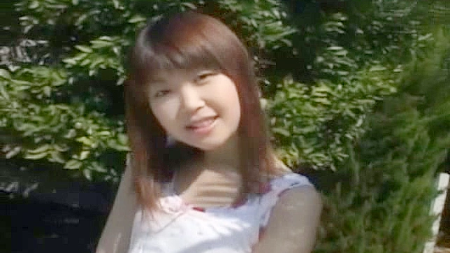 高村夏月用自慰棒挑逗她的多毛阴道