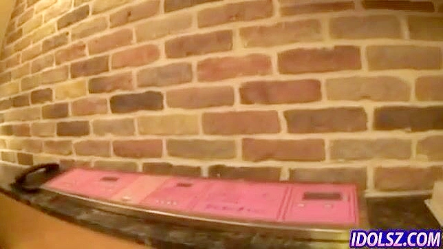 小松日奈同时与两人互动，吸吮和激情交媾