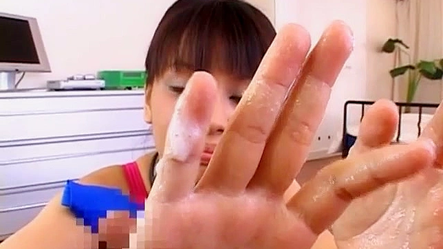 可爱的小日向唯用迷人的眼神和完美的嘴为他口交