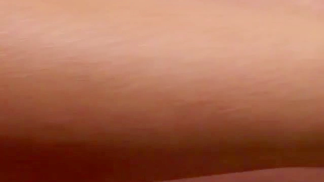 男人吸吮和操布鲁克·塞雷太猛，差点在她体内射出来