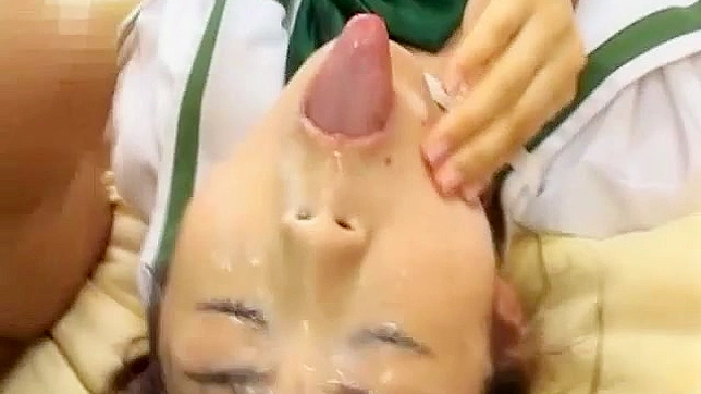 在学校，男孩疯狂地与朝仓明日香做爱。