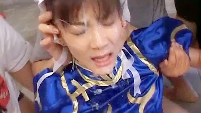 春丽装扮成朝仓亚咲享受浓滑颜射体验