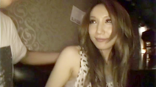 Rei Miiru 热情无比地享受着粗壮的阳具带来的快感。