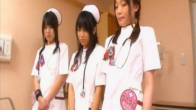 超级幸运男享受三位护士口交服务