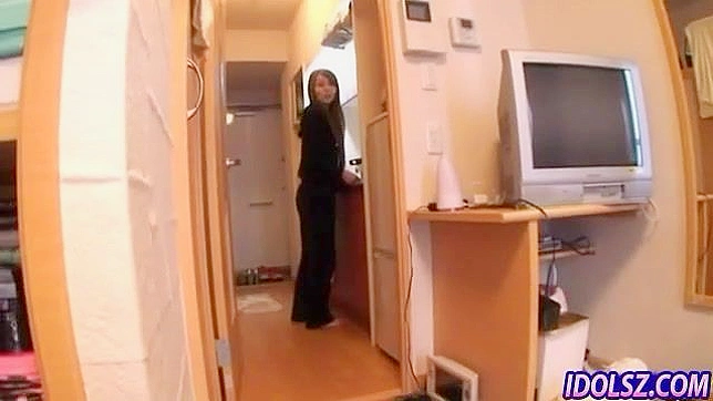 杰西卡·木崎和她的爱人正在图书馆里做爱。