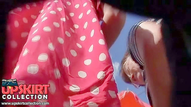 风吹裙起，撩人美臀细节尽现眼前